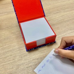 bloc-cube-papier-mur-des-je-taime-feuillet-Paris-Montmartre